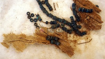 قلادة قيشاني وقطع فخار.. أبرز اكتشافات البعثة الإسبانية بالأقصر | صور 