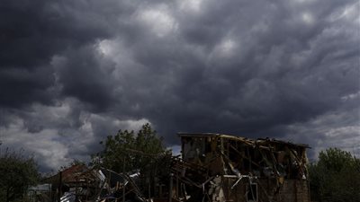 الحرب واحدة لكن تختلف العوالم.. جيران أوكرانيا يتّحدون مواجهة القذائف وسط الحطام