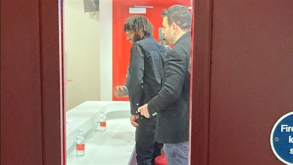 محمد النني يوقع على