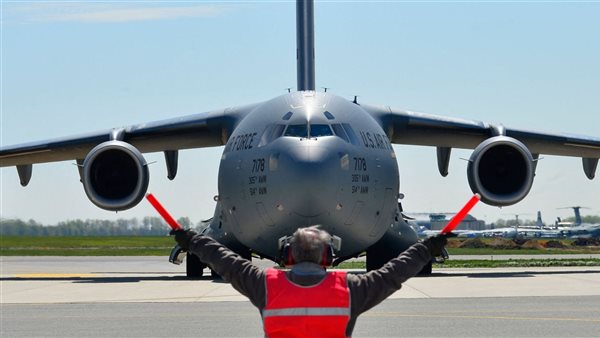 وصول أول طائرة أمريكية