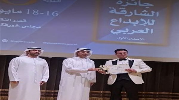 محمود عقاب يتسلم