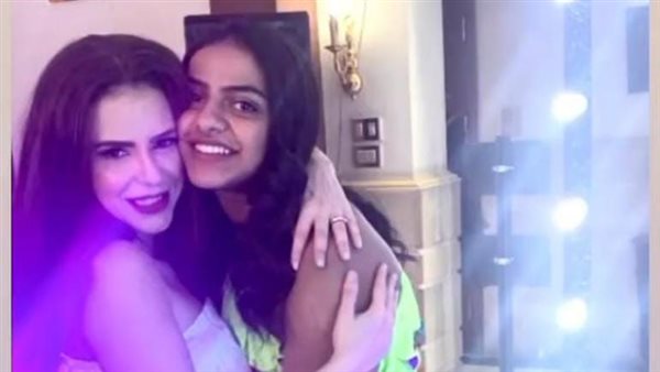 الفنانة دنيا عبد