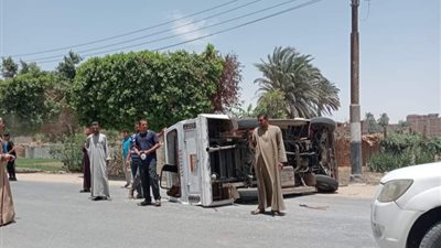 إصابة شخصين في حادث انقلاب سيارة ميكروباص على الطريق الزراعي بسوهاج