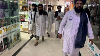 إجبار الرجال على إطلاق اللحية وارتداء النقاب للنساء.. أفغانستان تحت حكم طالبان المتشدد