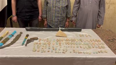 القبض على 3 أشخاص بحوزتهم 108 قطعة أثرية بالقاهرة