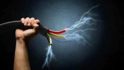 أثناء تركيب لمبة.. مصرع عامل وإصابة شقيقه صعقًا بالكهرباء في سوهاج