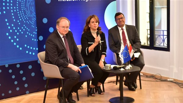 على اليسار كريستيان