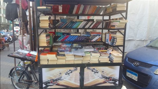 عربة لبيع الكتب في