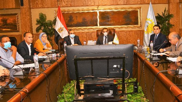 محافظ الغربية يناقش