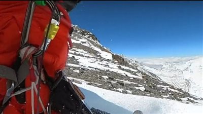 لأول مرة.. خمسيني يصعد قمة إيفرست للطيران من فوقها