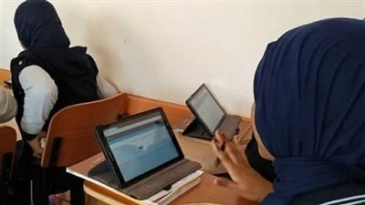 اليوم.. طلاب الصف الأول الثانوي العام يؤدون امتحان مادة الأحياء إلكترونيًا بسوهاج