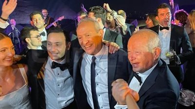 بحضور عدد من الوزراء والإعلاميين والسياسيين.. نجيب ساويرس يحتفل بحفل زفاف نجله أنسي بجوار الأهرامات |فيديو