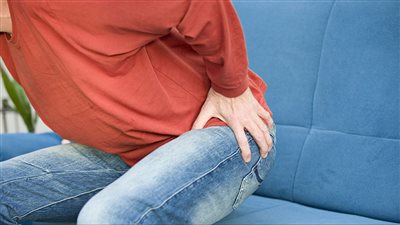 أعراض البواسير الداخلية والخارجية بالصور التوضيحية.. قطرات النزيف الوردي علامة أساسية