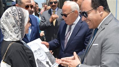 طالبات مدرسة التمريض يهدين محافظ بورسعيد صورة منحوتة بالفحم