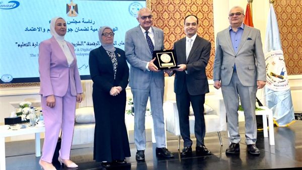 جانب من تسليم الشهادة