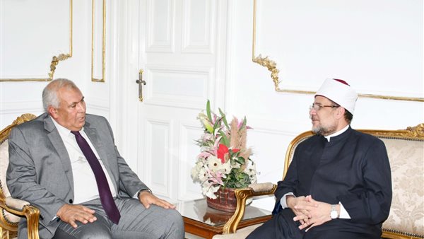 وزير الأوقاف مع محافظ