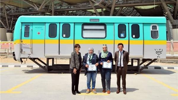 أول سيدتين تعملان