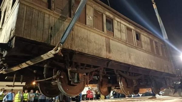 إحدى عربتي القطار