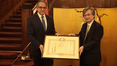 وزير السياحة والآثار يتسلم وسام الشمس المشرقة من الحكومة اليابانية | صور