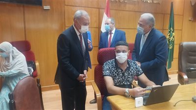  محافظ القليوبية يتابع حملة طرق الأبواب لتطعم موظفي ديوان عام المحافظة