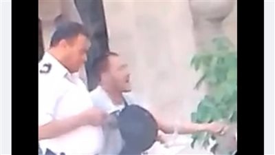 التحقيق في واقعة اعتداء ضابط شرطة على بائع في الشارع |صور 