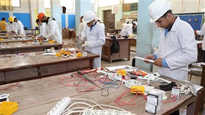 23 ألف طالب يواصلون أداء الامتحانات العملية والمعملية بالدبلومات الفنية | فيديو 