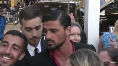 ميشيل موروني بطل فيلم 356 days يصافح المعجبين بمهرجان كان | فيديو