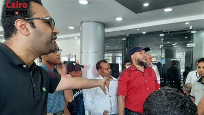 تجمهر عملاء شركة تويوتا بمقرها بالعباسية: مش عاوزين فلوس محتاجين العربيات| بث مباشر 