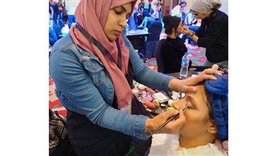 جعلت من ألمها سر إلهامها.. أول خبيرة تجميل في الوطن العربي من ذوي الهمم: مفيش شىء مستحيل | صور