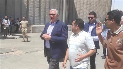 وزير الزراعة يتابع توريد القمح إلى صومعة البهنسا في المنيا