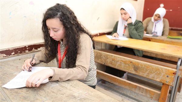 طالبة خلال أداء الامتحانات