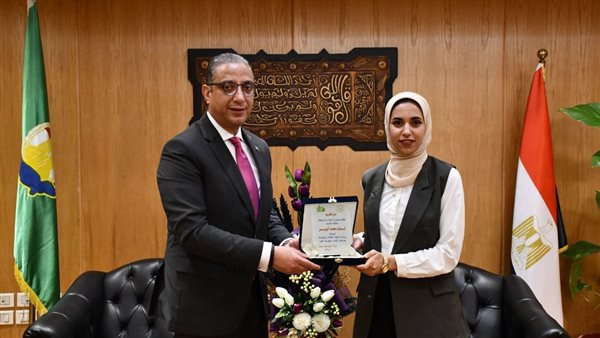 محافظ الفيوم يكرّم