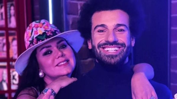 رانيا يوسف مع تمثال