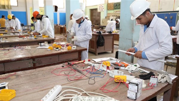 طلاب الدبلومات الفنية