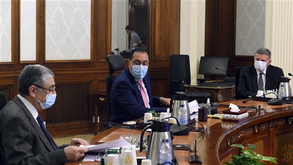 رئيس الوزراء يستعرض