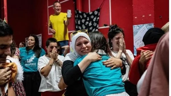 احتفال بعد قرار جرونوبل