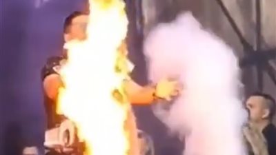 الجمهور السبب.. اشتعال النيران في جسد ووجه مطرب شهير على خشبة المسرح | فيديو