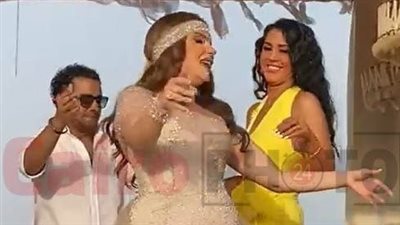 بالرقص على الطبلة والأغاني.. الفنانون يشعلون الأجواء بحفل زفاف دنيا عبد العزيز | بث مباشر