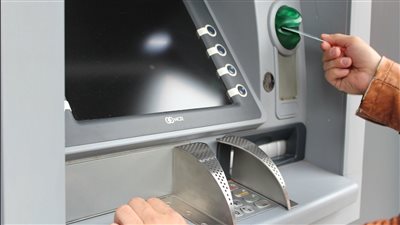 إخلاء سبيل موظف كسر شاشة ماكينة ATM لوجود عطل بها في العجوزة