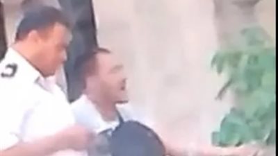 إيقاف ضابط شرطة عن العمل لتعديه على أحد الباعة الجائلين 