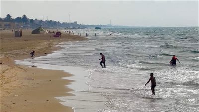 إنقاذ 7 حالات من الغرق بشاطئ العريش.. وتحذيرات من نزول البحر