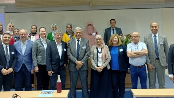  الدكتور محمود صديق،