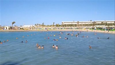 هربًا من ارتفاع الحرارة.. إقبال كثيف للمواطنين على شواطئ مطروح والغردقة | بث مباشر