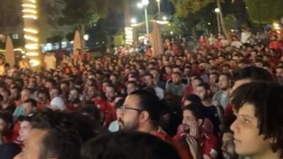 بالدعوات والهتافات.. الآلاف من الجماهير يساندون ليفربول ومحمد صلاح في نهائي أبطال أوروبا | بث مباشر