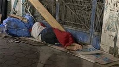 معلق قسطرة ونايم في الشارع.. قارئ يبلغ عن شاب مريض بدون مأوى في جسر السويس | صور