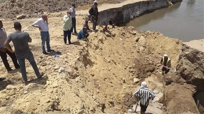 تحت لهيب الشمس.. عمال الصيانة بالفيوم يقاومون ارتفاع درجات الحرارة لإصلاح كسر |صور