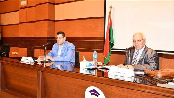 العميد الأسبق لكلية