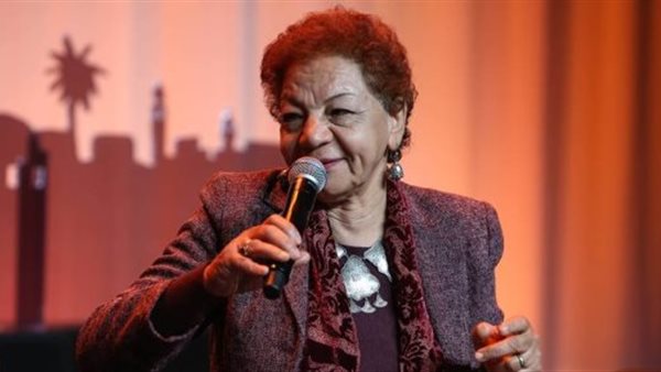  الكاتبة والروائية