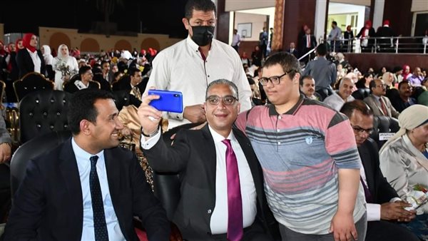 محافظ الفيوم يلتقط