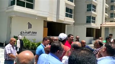 سرقة وانقطاع خدمات.. وقفة لملاك دجلة بالمز أمام مقر الشركة للمطالبة بحل مشكلاتهم | فيديو